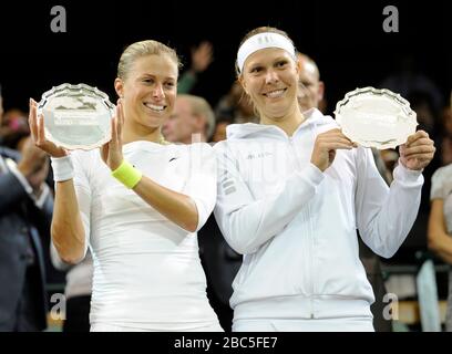 Andrea Hlavackova (a sinistra) e Lucie Hradecka con i loro secondi classificati trofei dopo aver perso Serena e Venus Williams negli Stati Uniti nella finale Ladies Doubles Foto Stock