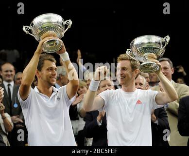 Jonathan Marray (a destra) e Frederick Nielsen (a destra) della Gran Bretagna celebrano la vittoria della finale dei doppi uomini Foto Stock