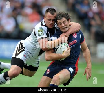 Steve Pickersgill di Widnes Vikings (a sinistra) affronta Paul Wellens di St Helens Foto Stock