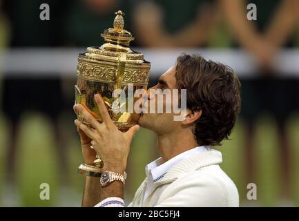 Roger Federer in Svizzera bacia il trofeo dopo aver battuto Andy Murray in Gran Bretagna Foto Stock