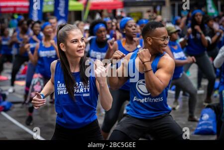 Johannesburg, Sud Africa, 29 febbraio - 2020: Corso di fitness all'aperto. Persone che godono di classe di esercizio nello spazio pubblico. Foto Stock