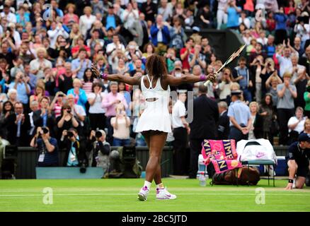 Serena Williams degli Stati Uniti celebra la vittoria contro Petra Kvitova della Repubblica Ceca Foto Stock