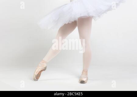 La giovane ballerina pratica il balletto si muove in studio Foto Stock