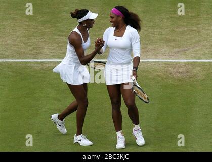 La Venere degli Stati Uniti (a sinistra) e Serena Williams celebrano la loro vittoria sugli USA Liezel Huber e Lisa Raymond nelle doppie donne Foto Stock