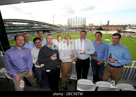 I fan aziendali potranno scattare una foto mentre ammireranno una vista di prima qualità dell'azione di gioco nell'area VIP del Kia Oval Foto Stock