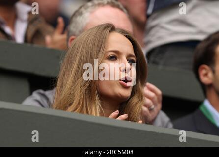 Kim Sears, ragazza di Andy Murray della Gran Bretagna, guarda dagli stand Foto Stock