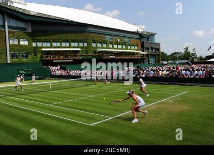 Naomi Broady (di fronte a sinistra) e Johanna Kunta in azione contro Kveta Peschke della Repubblica Ceca e Katarina Srebotnik della Slovenia Foto Stock