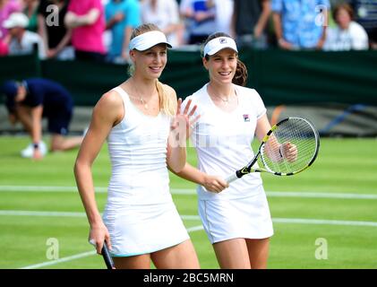 Naomi Broady (a sinistra) e Johanna Kunta in azione contro Kveta Peschke della Repubblica Ceca e Katarina Srebotnik della Slovenia Foto Stock