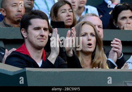 Kim Sears, ragazza di Andy Murray della Gran Bretagna, lo guarda giocare su Center Court Foto Stock