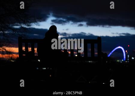 Londra, Regno Unito. 02nd Apr, 2020. L'iconico arco dello stadio di Wembley si illuminerà in blu per celebrare i lavoratori NHS di prima linea nell'ambito dell'evento Clap for Carers. Credit: David Parry/Alamy Live News Foto Stock