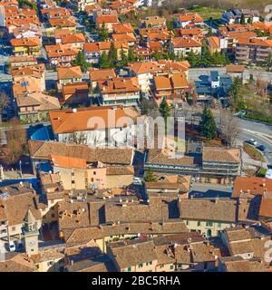 Tetti in tegole rosse di Borgo maggiore a San Marino Foto Stock