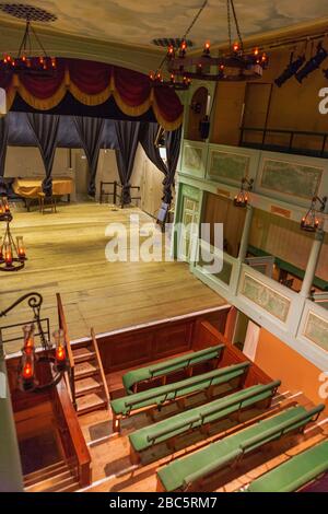 Vista del palco presso lo storico Georgian Theatre Royal, uno dei teatri più antichi della Gran Bretagna, costruito nel 1788, Richmond, North Yorkshire, Inghilterra, Regno Unito Foto Stock