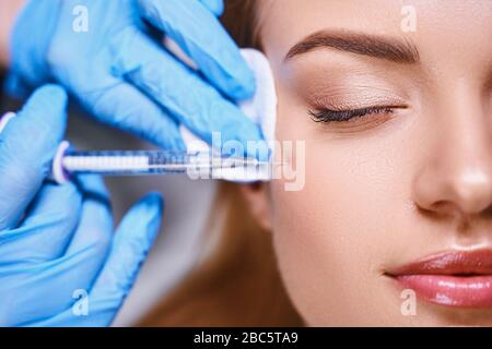 Donna graziosa durante le procedure di rejunivation foto di riserva Foto Stock