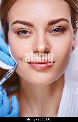 Ragazza felice durante le procedure antiage stock foto Foto Stock