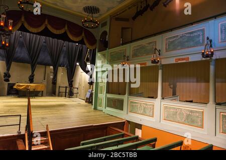 Vista del palco presso lo storico Georgian Theatre Royal, uno dei teatri più antichi della Gran Bretagna, costruito nel 1788, Richmond, North Yorkshire, Inghilterra, Regno Unito Foto Stock
