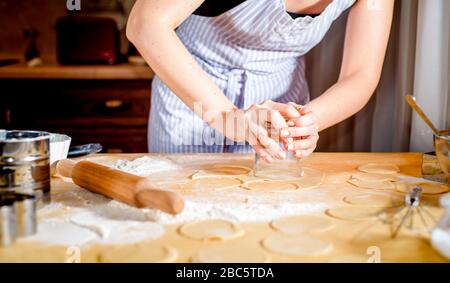 Preparare l'impasto con le mani femminili sul tavolo da cucina, chiudere Foto Stock