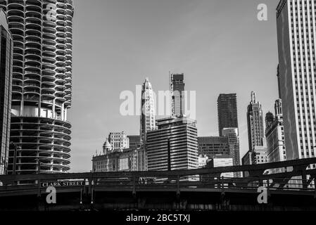 Grattacieli sul ponte Clark Street a Chicago Foto Stock