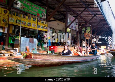 Damnoen Saduak mercato galleggiante vecchio stile di vita cultura in passato che è famoso Place Ratchaburi in Thailandia Foto Stock