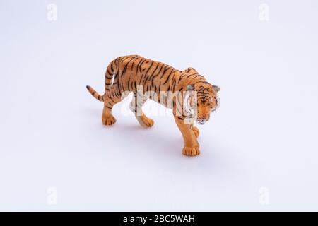 Giocattolo della tigre isolato di fronte a uno sfondo bianco Foto Stock