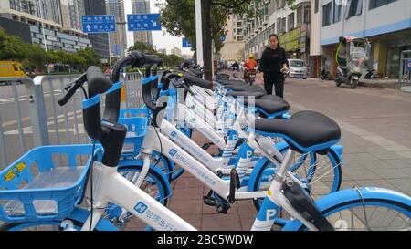 Shenzhen, Cina: Nuovo Ciao biciclette sulla strada, si può guidare senza un deposito Foto Stock