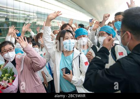 (200403) -- PECHINO, 3 aprile 2020 (Xinhua) -- Mediche del comune di Tianjin della Cina settentrionale salutano prima della loro partenza a Wuhan, nella provincia Hubei della Cina centrale, 17 marzo 2020. (Xinhua/Xiong Qi) Foto Stock