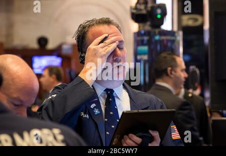 (200403) -- PECHINO, 3 aprile 2020 (Xinhua) -- un commerciante reagisce alla Borsa di New York a New York, negli Stati Uniti, il 18 marzo 2020. (Foto di Michael Nagle/Xinhua) Foto Stock