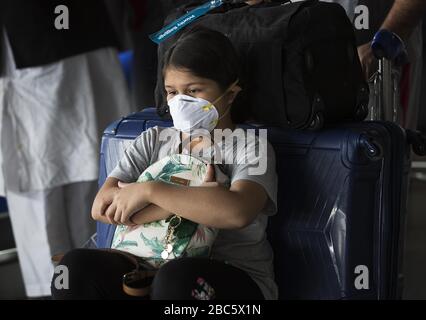 Pechino, India. 12th Mar, 2020. Una ragazza che indossa una maschera è vista all'aeroporto internazionale Indra Gandhi a Nuova Delhi, India, 12 marzo 2020. Credit: Javed Dar/Xinhua/Alamy Live News Foto Stock