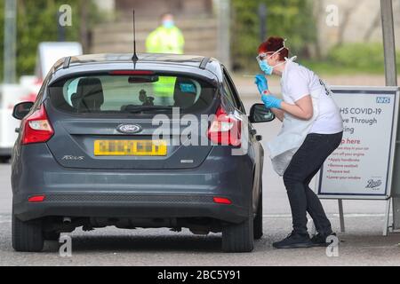 AUTO TARGA PIXEATED BY PA PICTURE DESK Foto scattata alle 9.54am mostra prove in corso presso un sito di test di coronavirus in un parcheggio a Chessington World of Adventures, nella Grande Londra, come il Regno Unito continua a bloccarsi per contribuire a frenare la diffusione del coronavirus. Foto Stock