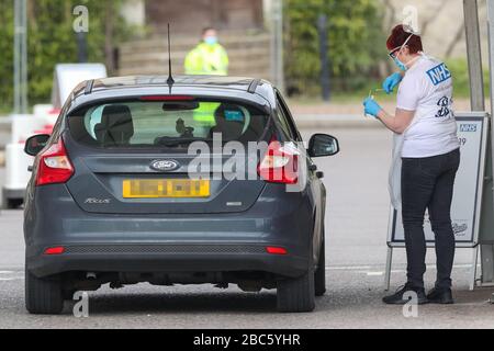 AUTO TARGA PIXEATED BY PA PICTURE DESK Foto scattata alle 9.54am mostra prove in corso presso un sito di test di coronavirus in un parcheggio a Chessington World of Adventures, nella Grande Londra, come il Regno Unito continua a bloccarsi per contribuire a frenare la diffusione del coronavirus. Foto Stock