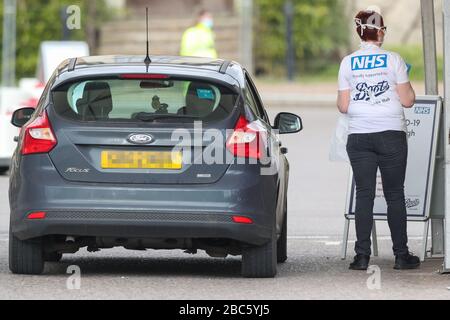 AUTO TARGA PIXEATED BY PA PICTURE DESK Foto scattata alle 9.54am mostra prove in corso presso un sito di test di coronavirus in un parcheggio a Chessington World of Adventures, nella Grande Londra, come il Regno Unito continua a bloccarsi per contribuire a frenare la diffusione del coronavirus. Foto Stock