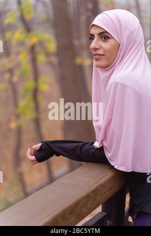Donna tranquilla in hijab rilassante nel parco foto stock Foto Stock