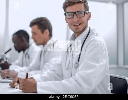 Il gruppo di medici condurre studi di laboratorio Foto Stock