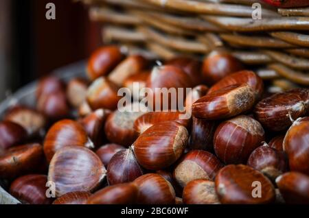 castagne fresche e grigliate da vicino Foto Stock