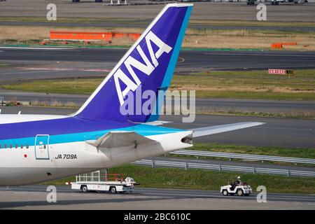 Tokyo, Giappone. 3rd Apr, 2020. L'ala posteriore di un aereo All Nippon Airways (ANA) è visibile sul tarmac all'Aeroporto Internazionale di Tokyo. Il numero di divieti di viaggio in tutto il mondo a causa della pandemia COVID-19 in corso ha posto un arresto nel settore delle compagnie aeree. ANA prevede di far furlough circa 6.400 crewmembers come la compagnia aerea ha tagliato circa l'80% dei suoi voli internazionali. Credito: AFLO/Alamy Live News Foto Stock