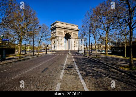 Francia, Parigi, l'Arco di Trionfo e Place Charles de Gaulle-Etoile durante il confinamento di Covid 19 Foto Stock