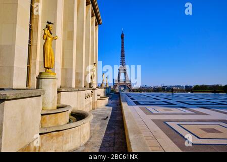 Francia, Parigi, il campo dei diritti umani e la Torre Eiffel durante il contenimento di Covid 19 Foto Stock