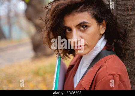 Sguardo sicuro di giovane donna stock foto Foto Stock