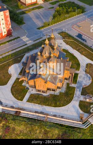 Anadyr, Russia - 27 luglio 2019: La vista dall'alto sulla chiesa della città di Anadyr. Tiro da sopra drone. Foto Stock