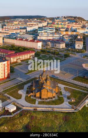 Anadyr, Russia - 27 luglio 2019: Vista dei quartieri residenziali e della chiesa della città di Anadyr. Tiro da sopra drone. Foto Stock