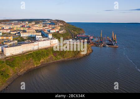 Anadyr, Russia - 27 luglio 2019: Vista dei quartieri residenziali e delle strade della città di Anadyr. Tiro da sopra drone. Foto Stock