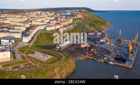 Anadyr, Russia - 27 luglio 2019: Vista dei quartieri residenziali e delle strade della città di Anadyr. Tiro da sopra drone. Foto Stock