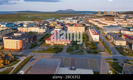 Anadyr, Russia - 27 luglio 2019: Vista dei quartieri residenziali e delle strade della città di Anadyr. Tiro da sopra drone. Foto Stock