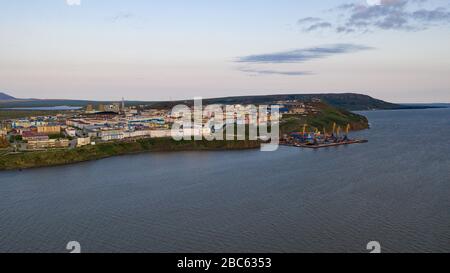 Anadyr, Russia - 27 luglio 2019: Vista dei quartieri residenziali e delle strade della città di Anadyr. Tiro da sopra drone. Foto Stock