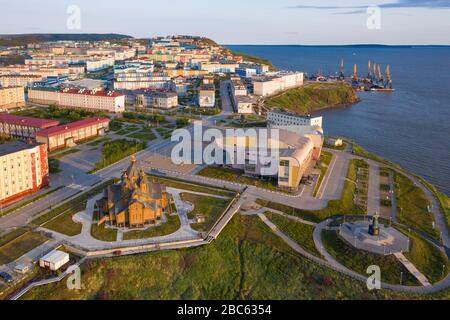 Anadyr, Russia - 27 luglio 2019: Vista dei quartieri residenziali e della chiesa della città di Anadyr. Tiro da sopra drone. Foto Stock
