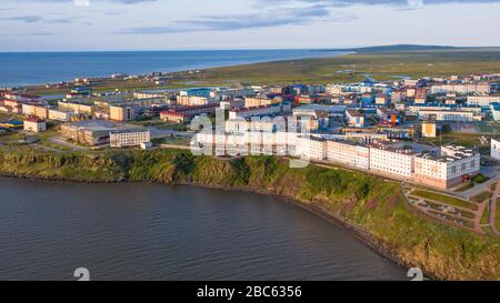 Anadyr, Russia - 27 luglio 2019: Vista dei quartieri residenziali e delle strade della città di Anadyr. Tiro da sopra drone. Foto Stock