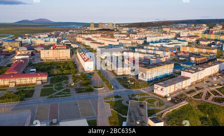 Anadyr, Russia - 27 luglio 2019: Vista dei quartieri residenziali e delle strade della città di Anadyr. Tiro da sopra drone. Foto Stock
