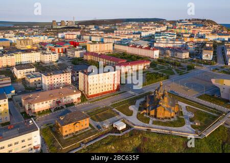 Anadyr, Russia - 27 luglio 2019: Vista dei quartieri residenziali e della chiesa della città di Anadyr. Tiro da sopra drone. Foto Stock