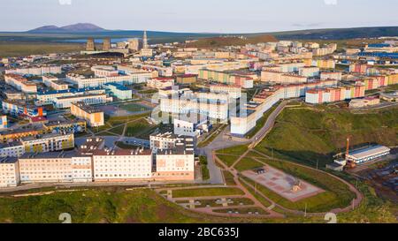Anadyr, Russia - 27 luglio 2019: Vista dei quartieri residenziali e delle strade della città di Anadyr. Tiro da sopra drone. Foto Stock