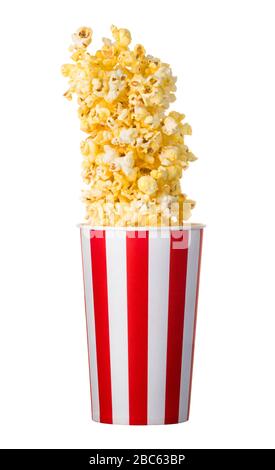 Pop corn volanti da secchio a strisce di carta isolato su sfondo nero con percorso di ritaglio. Concetto di cinema o di guardare la TV. Foto Stock