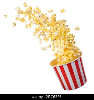 Pop corn volanti da secchio a strisce di carta isolato su sfondo nero con percorso di ritaglio. Concetto di cinema o di guardare la TV. Foto Stock